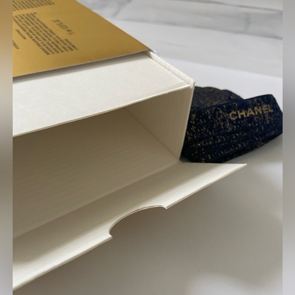 CHANEL Holiday Beauty Box with Ribbon & Flower - Picture 8 of 9